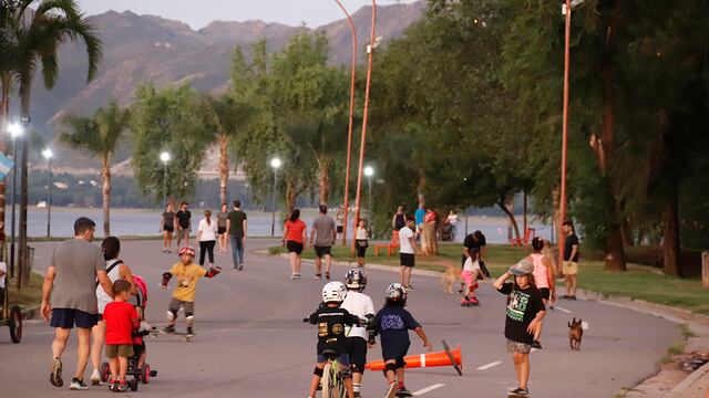 Turismo del fin de semana largo en la costanera del lago y en la peatonal de Villa Carlos Pa. Foto La Voz