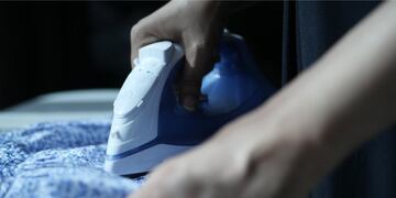 La madre planchaba la ropa y se dio cuenta de que le faltaba un elemento fundamental.