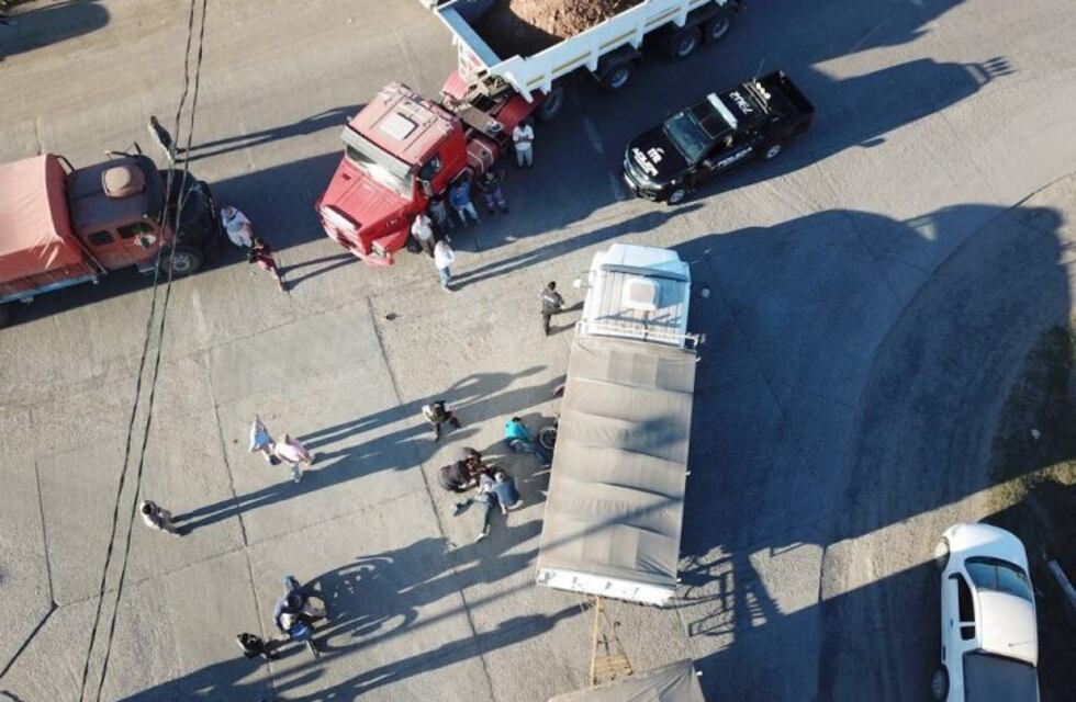 Dos jóvenes que iban en moto se estrellaron contra un camión en uno de los accesos a San Lorenzo