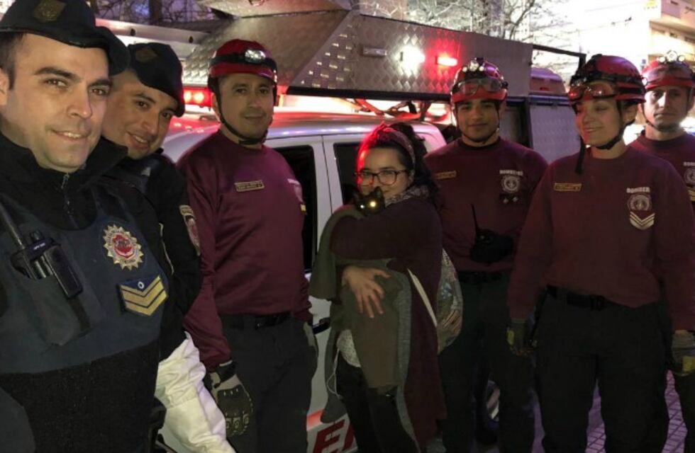 Video: así salvaron Bomberos a un gatito en el centro de Córdoba