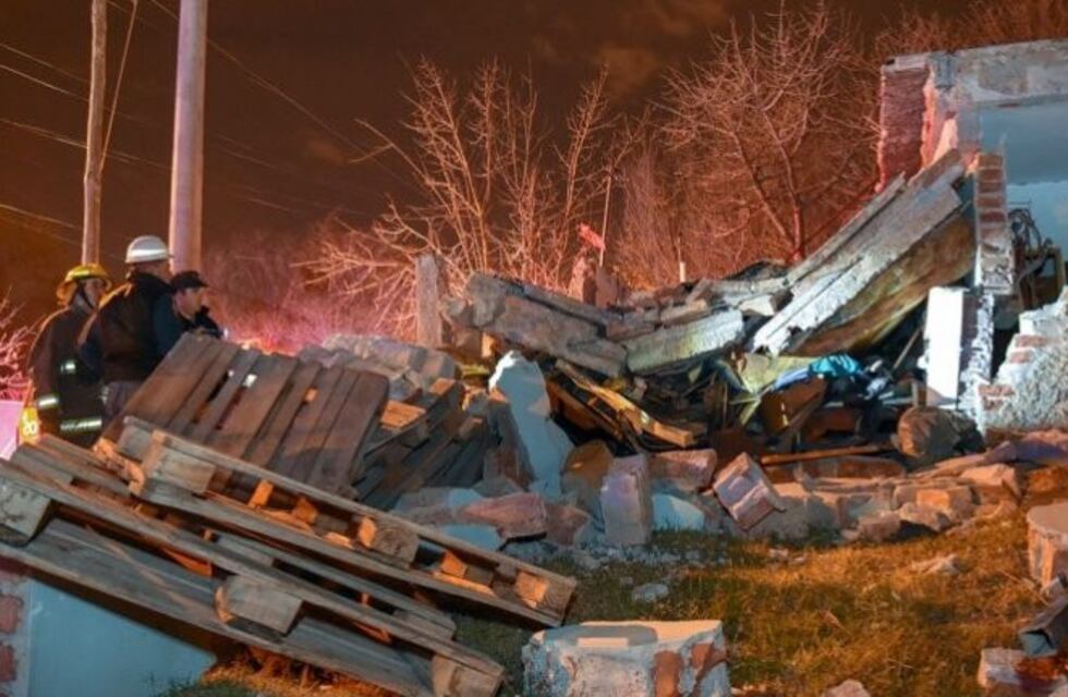 Explotó una garrafa y quedó atrapado bajo una pared