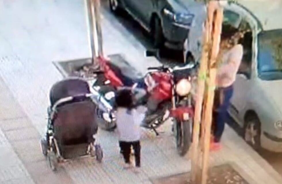 Video: usó a sus hijos para robar una moto en pleno centro neuquino