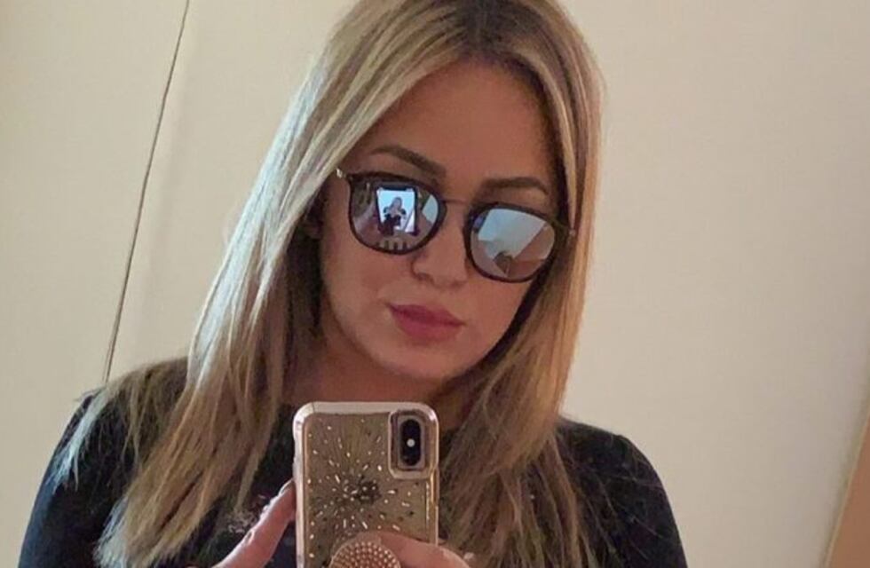 Escotazo, vestido marcado y pelos al viento: la superproducción de Karina "La Princesita"