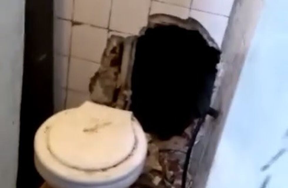 Así la banda de boqueteros ingresó a uno de los locales para robar en pleno centro