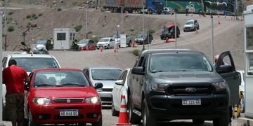CH09\u002E LOS ANDES (CHILE), 14/01/2018\u002E- Visitantes argentinos cruzan el paso fronterizo Los Libertadores hoy, domingo 14 de enero de 2018, en la Cordillera de Los Andes (Chile)\u002E Decenas de miles de argentinos han comenzado a cruzar la cordillera de Los Andes con el anhelo de ver y escuchar al primer papa de esa nacionalidad de la historia, quien a pesar de la proximidad con su país de origen no visitará Argentina en la gira que este lunes inicia por Chile y Perú\u002E EFE/Mario Ruiz frontera entre chile y argentina visita del papa a chile religion iglesia catolica papa viajes visitas peregrinos turistas argentinos cruzando la frontera