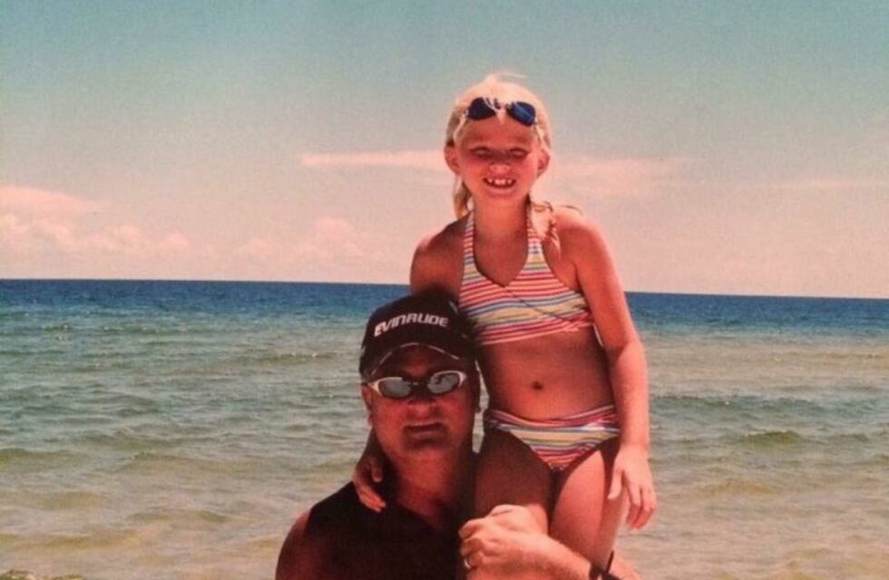 Su papá murió en 2012 pero le dejó un regalo que emocionó a todos