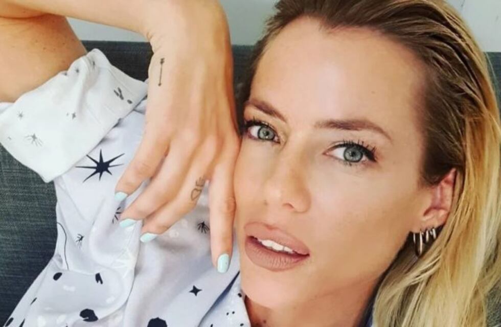 Nicole Neumann sorprendió con una foto en body desde su cama