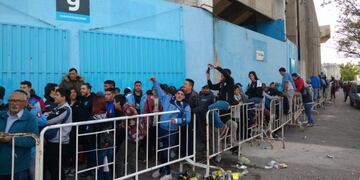 Los hinchas de Belgrano desbordan la zona del Gigante de Alberdi para comprar sus entradas para el Clásico con Talleres\u002E