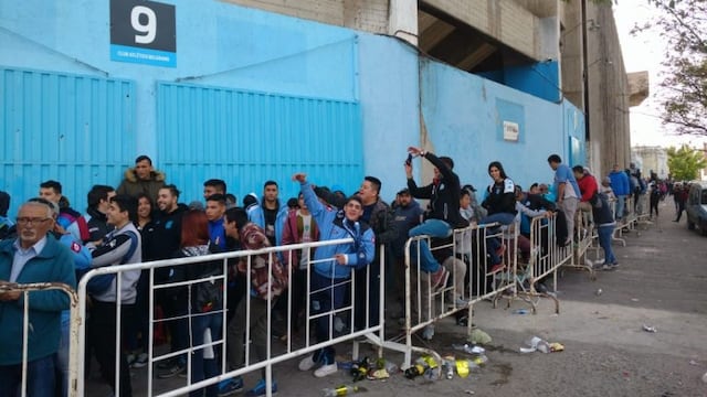 Hinchas de Belgrano en la fila para comprar entradas. (Foto de archivo)
