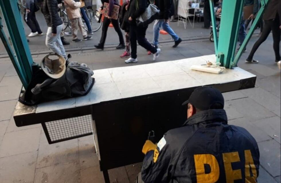 Florista y arbolito: estaba al frente de un emblemático puesto en la peatonal y cayó por vender euros ilegalmente