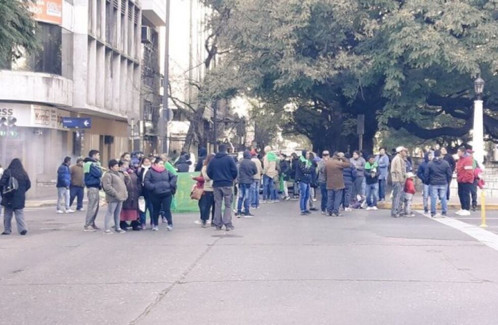 Protestas convergen y "copan" la Municipalidad y alrededores