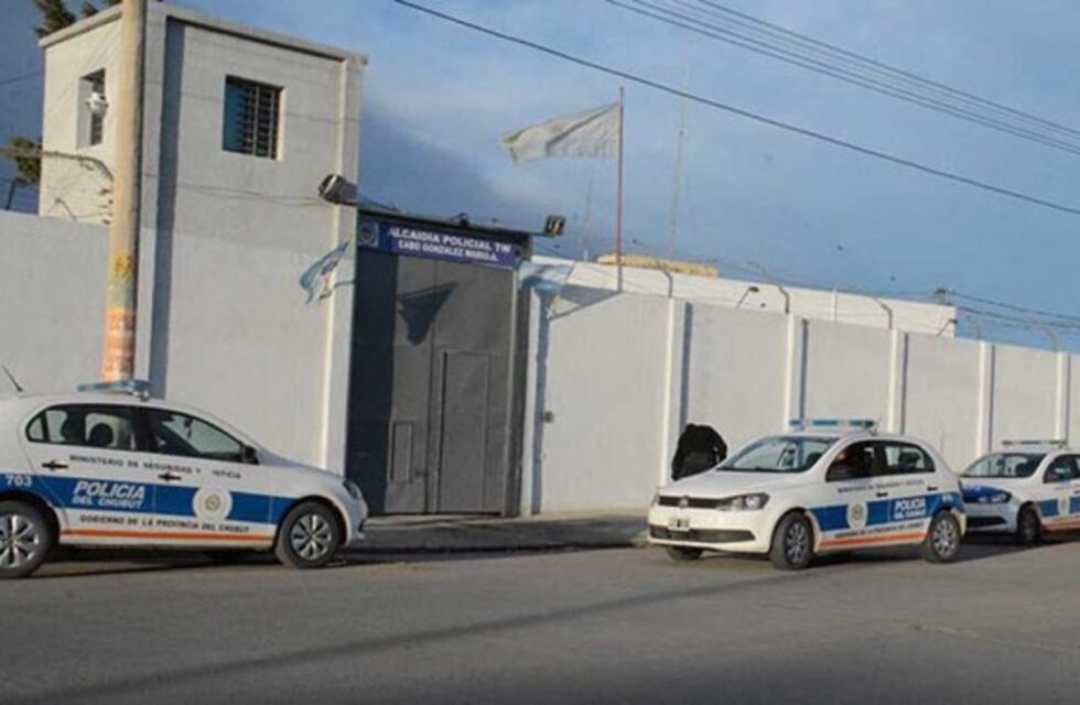 Un policía sacó a dos presos y volvieron borrachos después de un asado