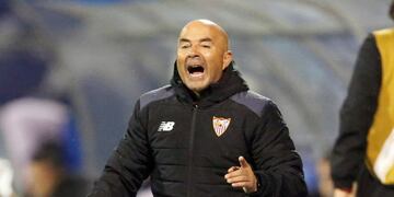 FILE - In this Oct. 18, 2016, file photo, Sevilla's head coach Jorge Sampaoli gives instructions during a Champions League Group H soccer match against Dinamo Zagreb, in Zagreb, Croatia. Sevilla says it has nearly reached an agreement with the Argentine soccer federation to let Jorge Sampaoli coach his country's national team. The Spanish club says