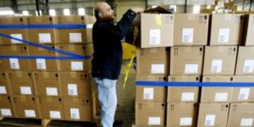 repercusion de la pandemia gripe porcina influenza gripe A gripea h1n1 en argentina rnBUENOS AIRES (ARGENTINA) 10/07/09 - Un empleado de aduanas abre una de las cajas con los primeros 100.000 tratamientos de Oseltamivir, hoy 10 de julio de 2009, en la terminal de cargas del Aeropuerto Internacional de Ezeiza, en las afueras de Buenos Aires, droga que combate la gripe A, y que hace parte de un total de 600.000 que llegaru00e1n en los pru00f3ximos du00edas provenientes de Suiza. EFE/Leo La Vallernrn buenos aires vista de las cajas que contienen las dosis del remedio llegada de una partida del medicamento remedio tamiflu consecuencias de la gripe porcina influenza gripe A h1n1 en argentina