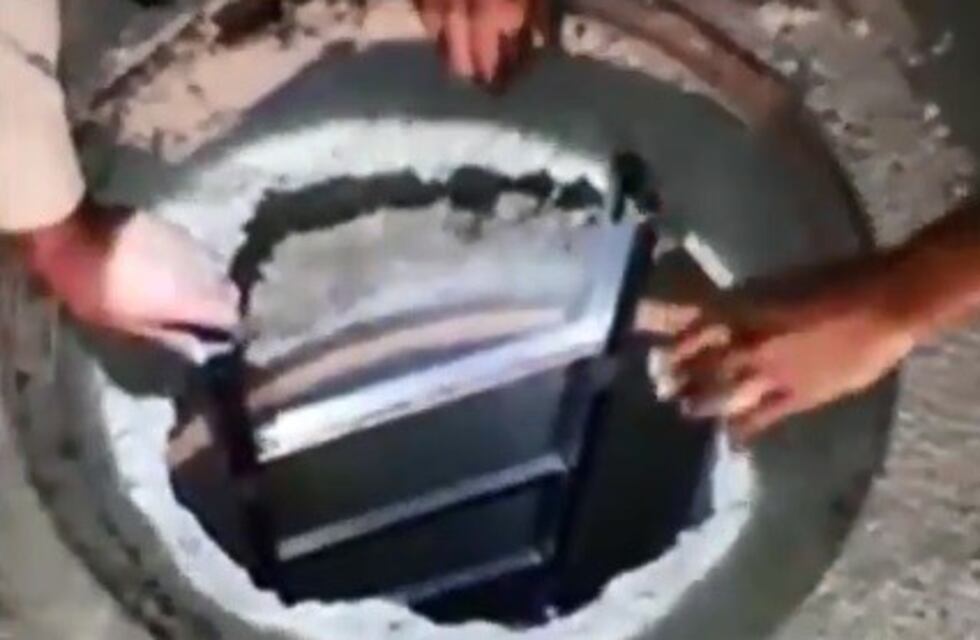 Emotivo rescate de un perro que cayó en un pozo de cuatro metros de profundidad