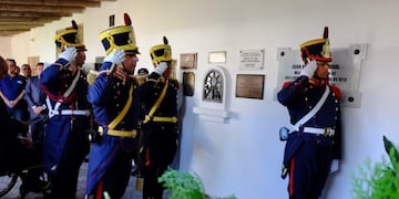 Un granadero se emocionó durante el aniversario de la Batalla de San Lorenzo y su foto se hizo viral\u002E (@mindefarg)