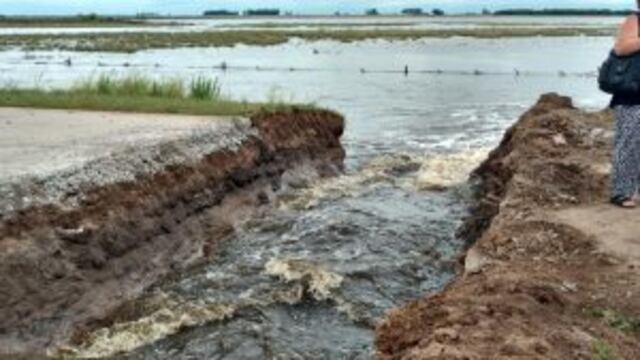 La Provincia debiu00f3 cortar la Ruta Provincial 94 para atenuar el impacto del agua en Teodelina.