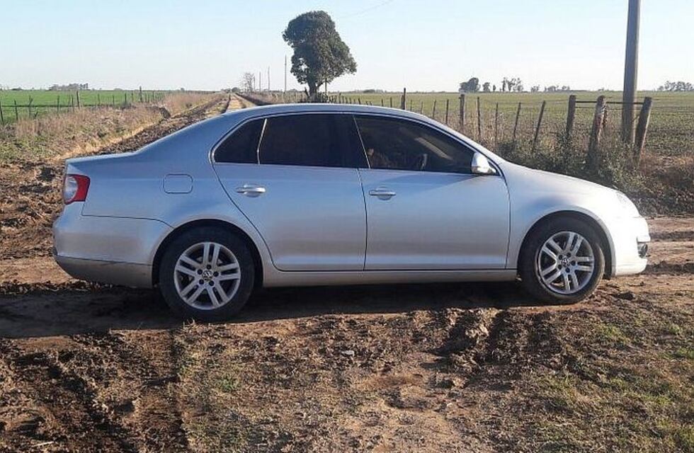 Hallaron a un hombre con dos tiros en la cabeza en un auto