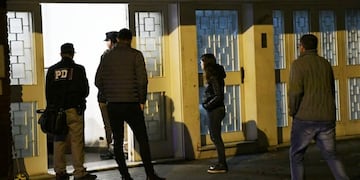 La fachada de la vivienda en Zeballos al 2500 recibió siete disparos\u002E (Juan José García)