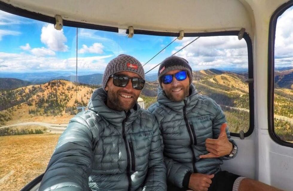 Deportistas gemelos realizan un desafío alimentario y comparan los resultados