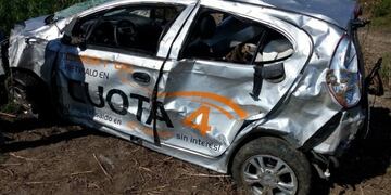 Auto siniestrado en Colonia Teresa