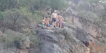 Alberto Frascaroli, vecino que a los 76 hace saltos ornamentales en el río\u002E