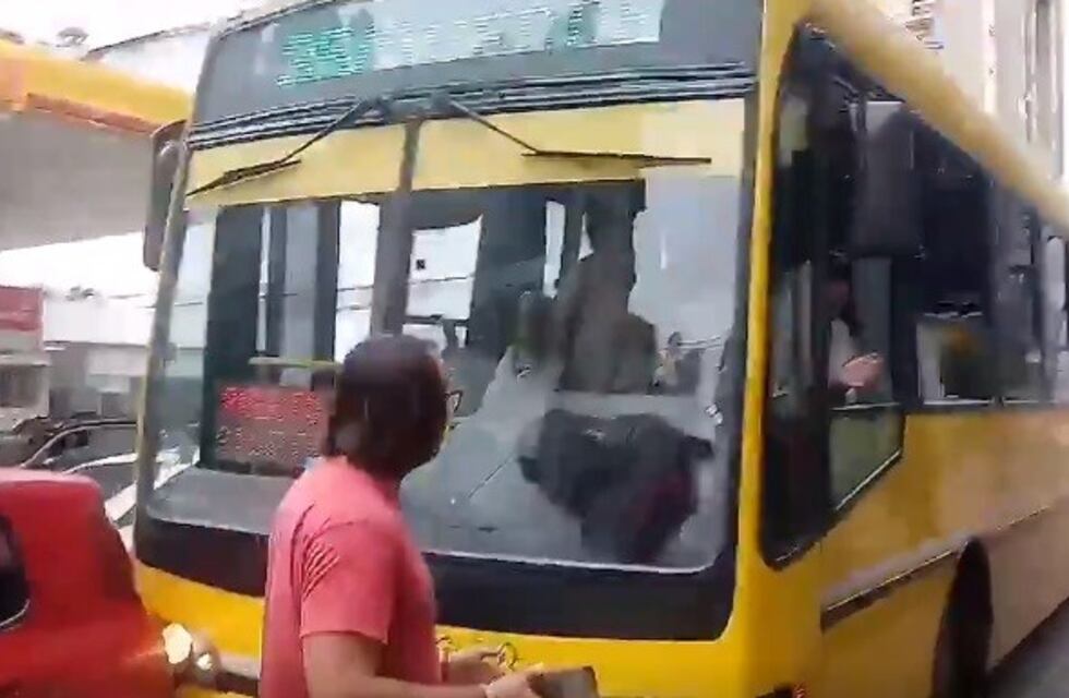 No quiso correr el auto y un colectivero se lo llevó por delante en pleno centro