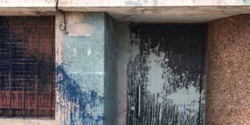 El frente de la casa del padre de Emiliano amaneció con pintadas tras la cargada a Brian Sarmiento\u002E (Rosario3)