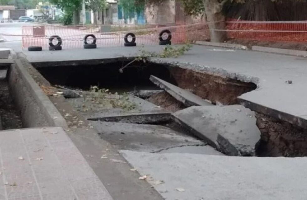 Impactante cráter en plena calle céntrica de Las Heras