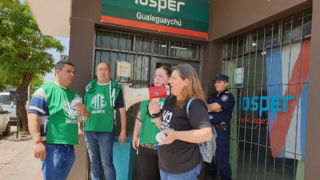 Marcha de vecinos al IOSPER\nCrédito: R2820