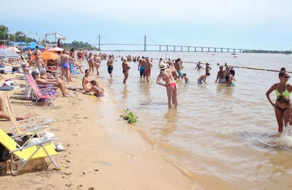 Con sombrilla y protector: se espera que este sábado la temperatura llegue a los 37 grados