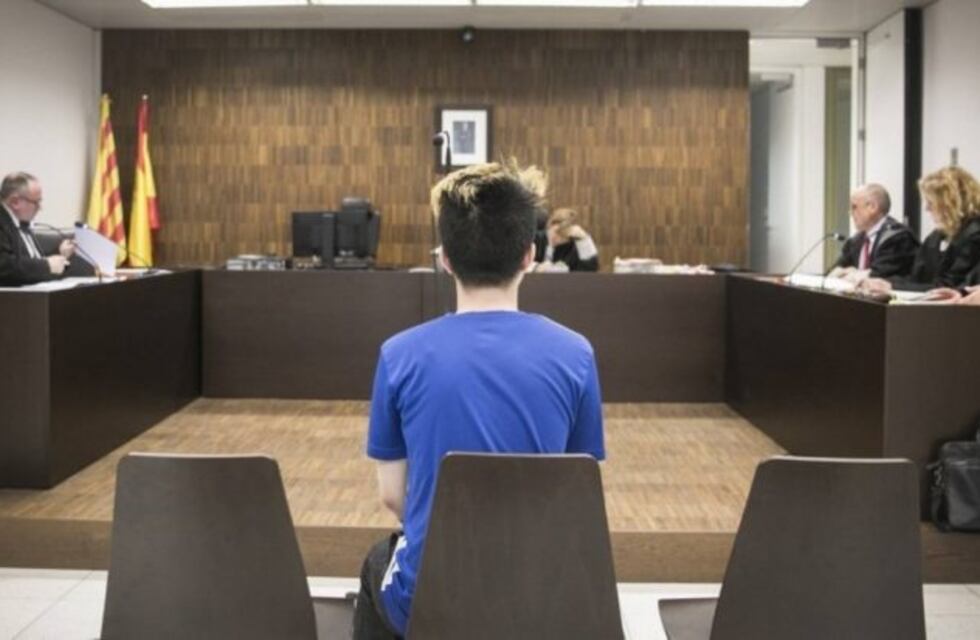 Condenaron a un youtuber por darle galletitas Oreo con dentífrico a un mendigo