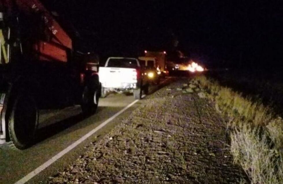 Una camioneta se prendió fuego tras chocar con un camión y sus tres ocupantes murieron calcinados