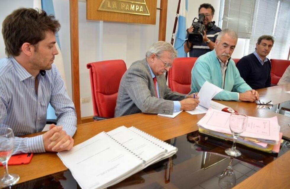 Firmaron el contrato para la ejecución de 165 cuadras de asfalto en Santa Rosa
