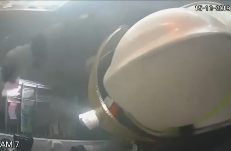 Un bombero fue a apagar un incendio y terminó robando plata de la caja