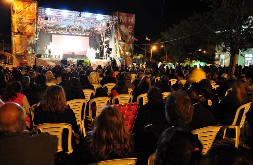 Monte Hermoso: Excelente marco de público en la  Fiesta de las Colectividades