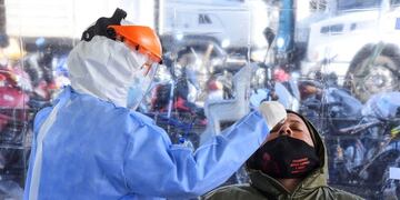 El equipo del Ministerio de Salud llevó adelante el Plan Detectar en el Mercado de Productores de Rosario\u002E (@gobsantafe)