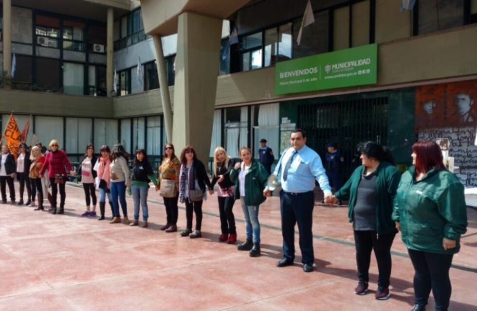 Choferes despedidos realizaron un abrazo solidario frente a la Muni