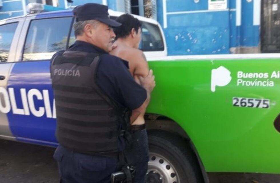 Cuchán chocó contra un árbol tras conducir alcoholizado y tomar a una mujer por el cuello
