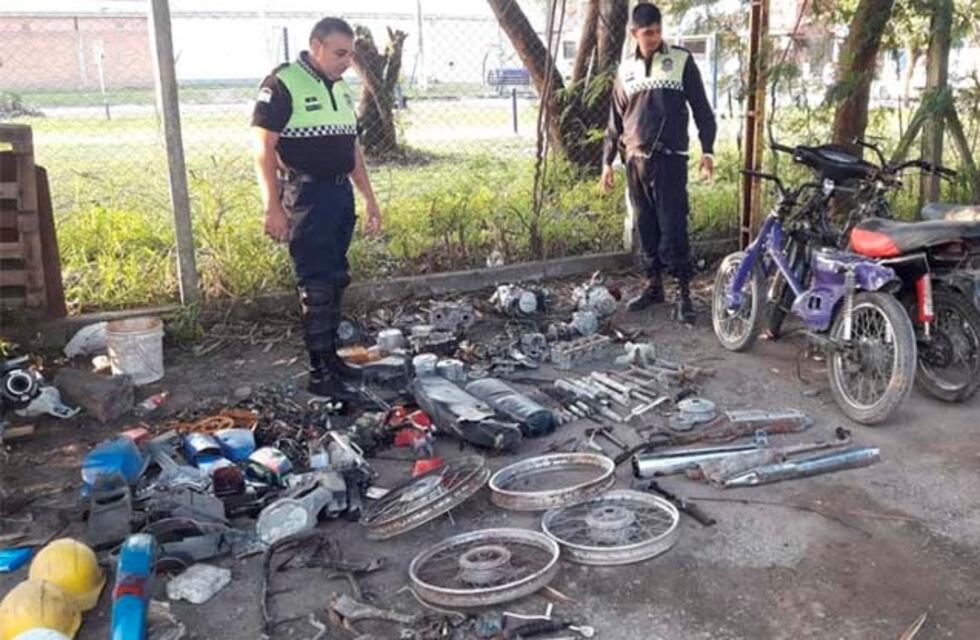 Desbaratan un desarmadero de motos en el Barrio Oeste II