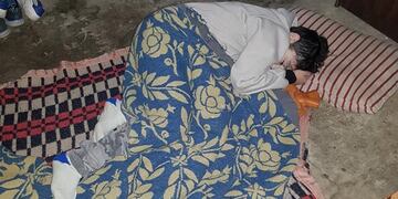 Duerme en el piso hasta que regrese su perro (Facebook)\u002E