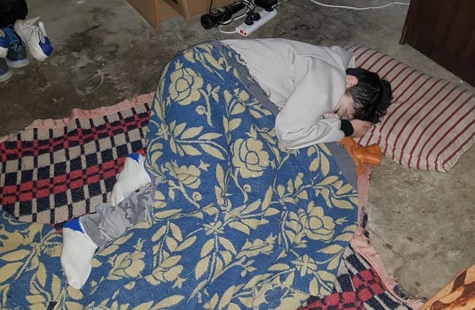 Tiene autismo y le robaron su perro, espera que regrese durmiendo en el piso