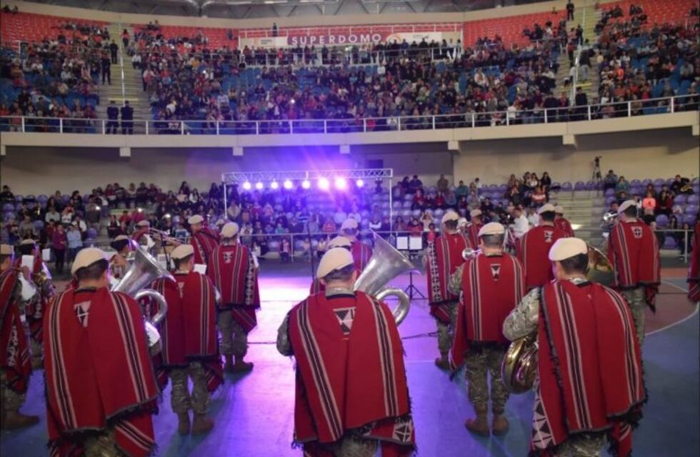 Espectáculo entusiasta y contagioso de bandas de música en el Superdomo