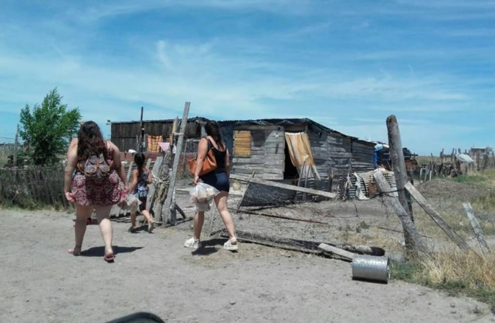 Organizaciones sociales repartieron alcohol en gel en barrios de Viedma