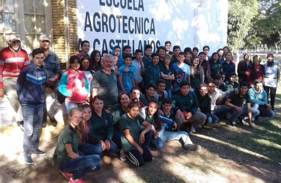 El drama de los alumnos que tienen que viajar 250 kilómetros para ir a la escuela al otro lado de La Picasa