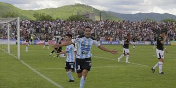 El gol en Salta, uno de los muchos que anotó Federico Acevedo\u002E Uno de los candidatos a presidente lo quiere como refuerzo\u002E