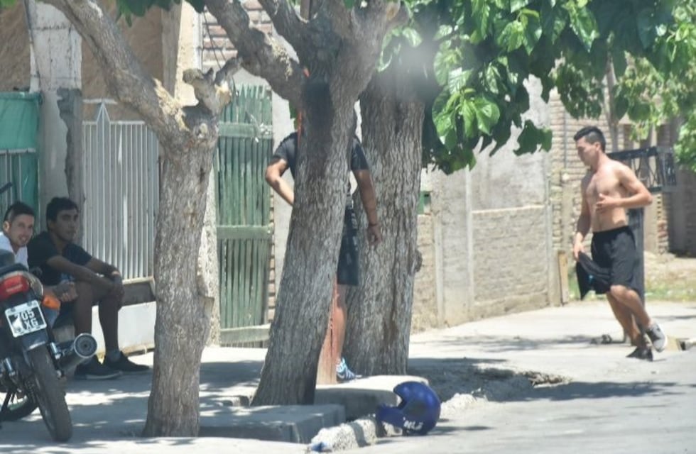 Un hombre terminó con un disparo por una gorra y un celular