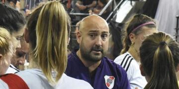 Martín Castro, DT del equipo de vóley femenino de River, fue procesado por abuso sexual agravado (Foto: River Plate)