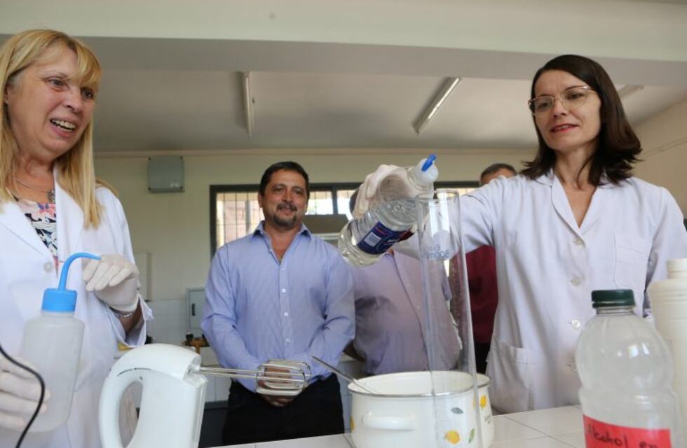 Docentes de escuelas técnicas de Mendoza elaboran alcohol en gel