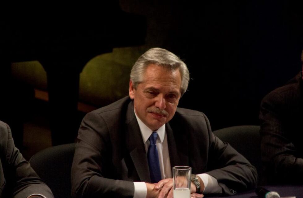 El Gobierno anunció bonos para jubilados y AUH, congelamiento de tarifas y suba de Bienes personales